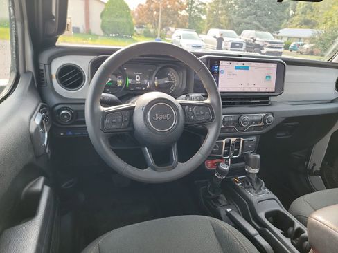 Used 2024 Jeep Wrangler Unlimited AWD/4WD image 17