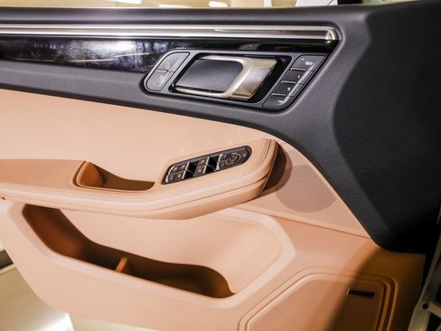 Certified 2025 Porsche Macan image 23