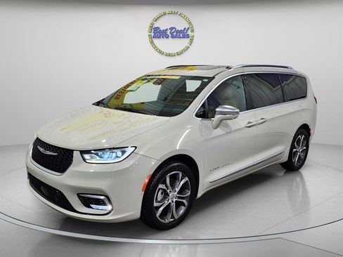 Used 2021 Chrysler Pacifica Pinnacle AWD/4WD image 2