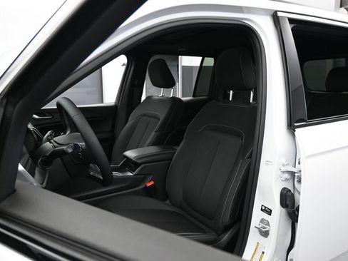 Used 2025 Jeep Grand Cherokee Laredo X RWD image 10