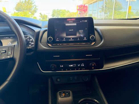 Used 2025 Nissan Rogue SV FWD image 17