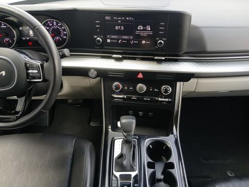 Used 2024 Kia Carnival LX FWD image 3