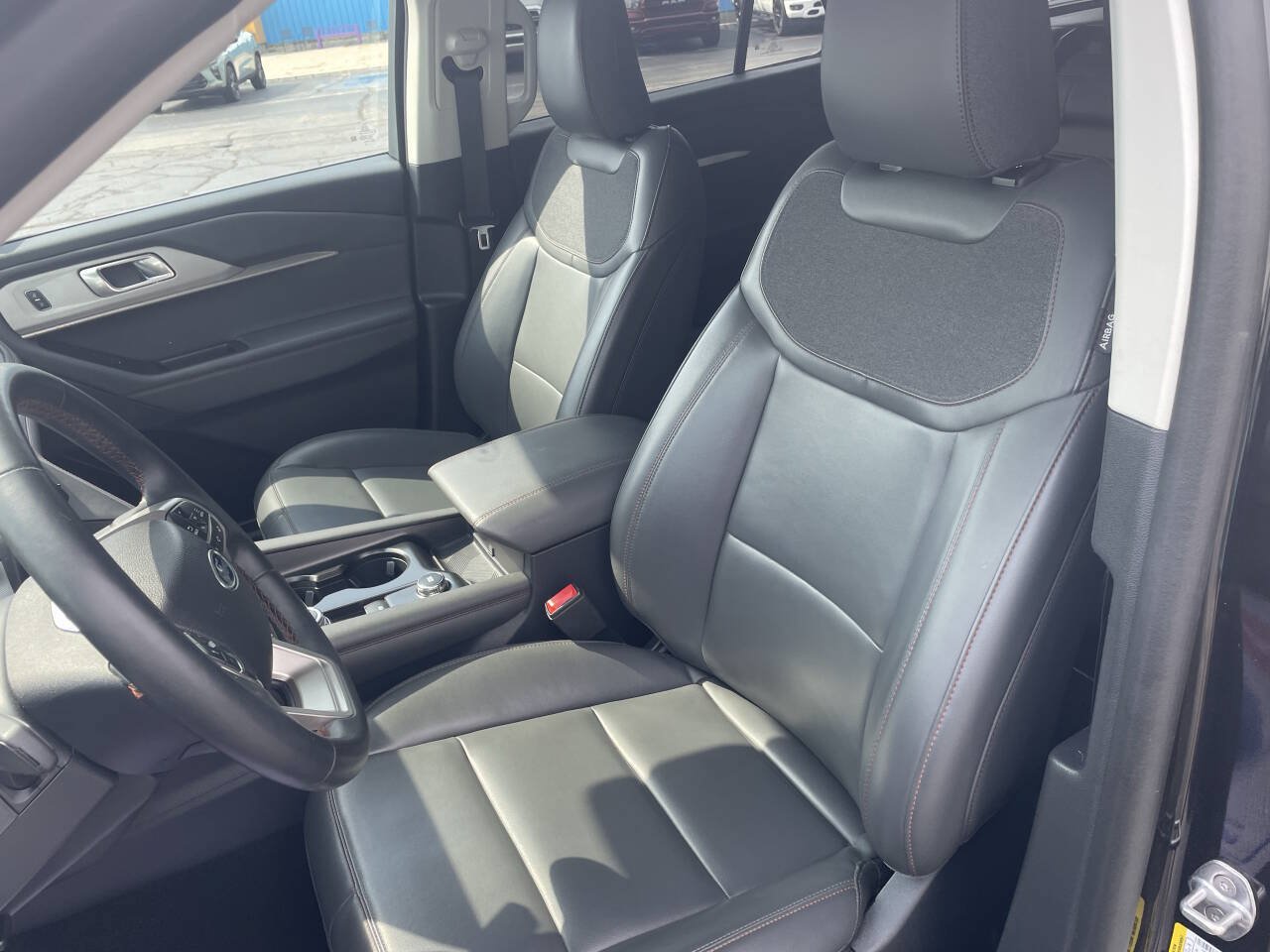 Used 2025 Ford Explorer Active AWD/4WD image 3