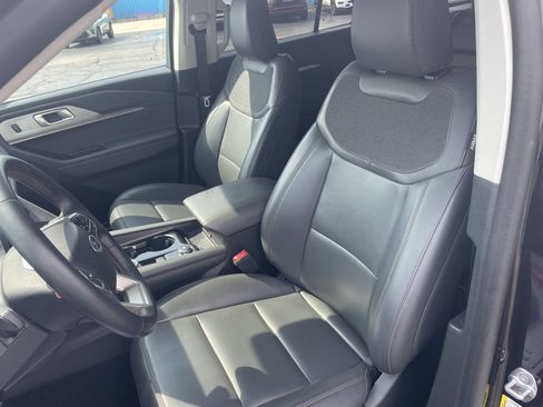 Used 2025 Ford Explorer Active w/ Active Comfort Package AWD/4WD image 3