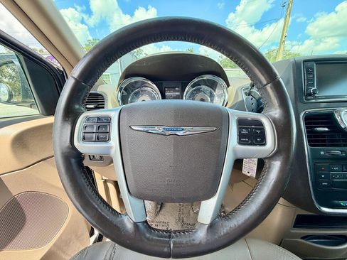 Used 2015 Chrysler Town & Country Touring FWD image 17