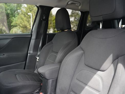 Used 2018 Jeep Renegade Latitude w/ Cold Weather Group AWD/4WD image 10
