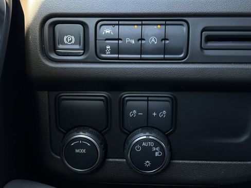 Used 2024 Chevrolet Suburban LT RWD image 21