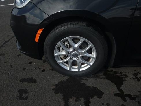 Used 2023 Chrysler Pacifica Touring-L image 15