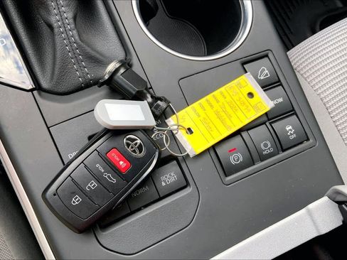 Used 2024 Toyota Highlander LE AWD/4WD image 15