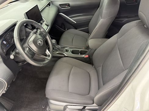 Used 2024 Toyota Corolla Cross LE FWD image 5