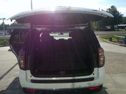 Used 2021 Chevrolet Tahoe LT w/ LT Signature Package image 16