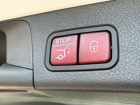 Used 2022 Mercedes-Benz GLB 250 4MATIC image 37