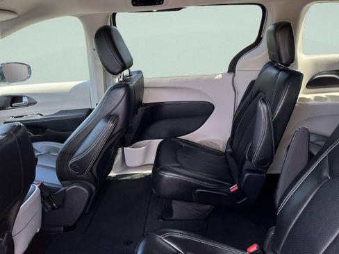 Used 2024 Chrysler Pacifica Touring-L FWD image 21