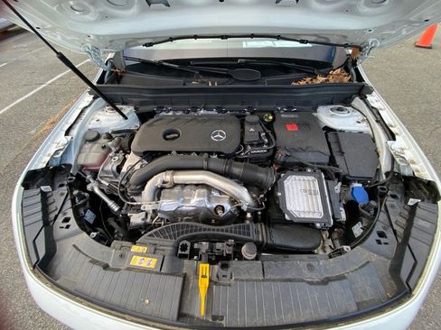 Used 2025 Mercedes-Benz GLB 250 4MATIC image 16