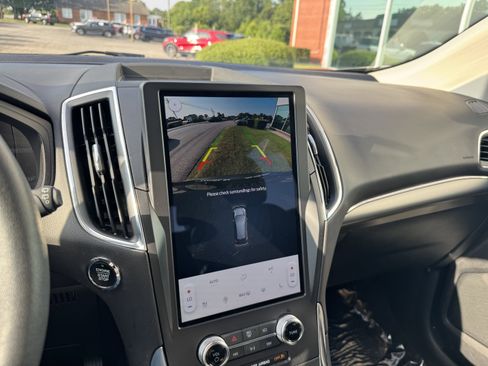 Used 2024 Ford Edge Titanium image 19
