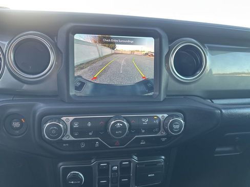 Used 2022 Jeep Gladiator Overland w/ Cold Weather Group image 19