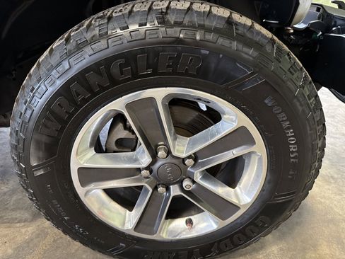 Used 2018 Jeep Wrangler Unlimited Sahara AWD/4WD image 27