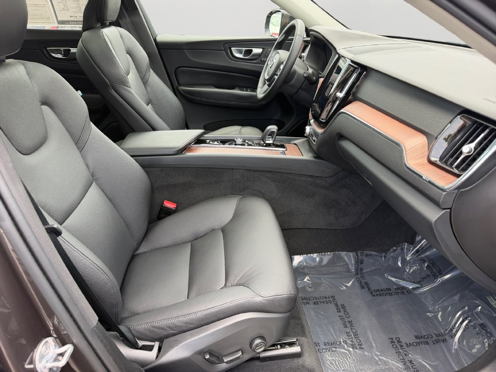 Certified 2024 Volvo XC60 B5 Plus w/ Protection Package Premier AWD/4WD image 8