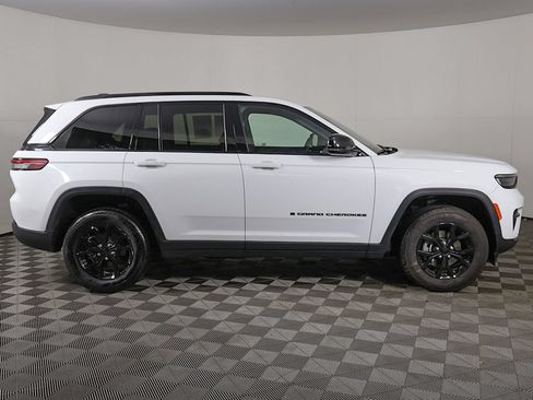 Used 2025 Jeep Grand Cherokee Altitude AWD/4WD image 17