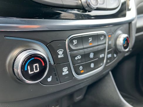 Used 2022 Chevrolet Traverse LT image 22