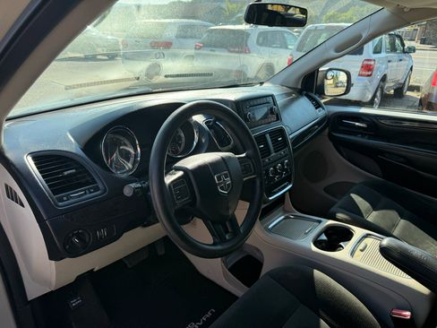 Used 2016 Dodge Grand Caravan SXT image 21