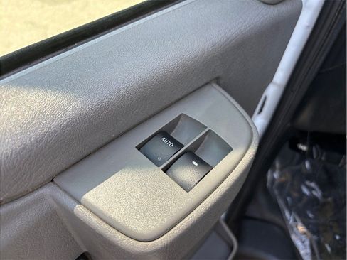 Used 2017 Chevrolet Express 2500 RWD image 17