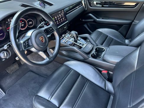 Used 2023 Porsche Cayenne AWD/4WD image 4