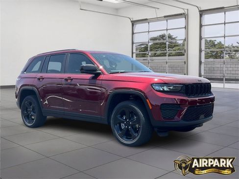 New 2025 Jeep Grand Cherokee Altitude image 9