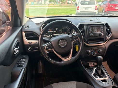 Used 2017 Jeep Cherokee Sport FWD image 9