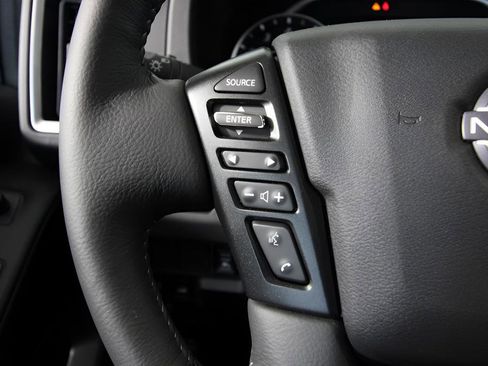 Used 2025 Nissan Frontier SL image 17