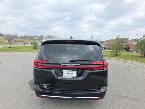 Used 2024 Chrysler Pacifica Touring-L FWD image 6