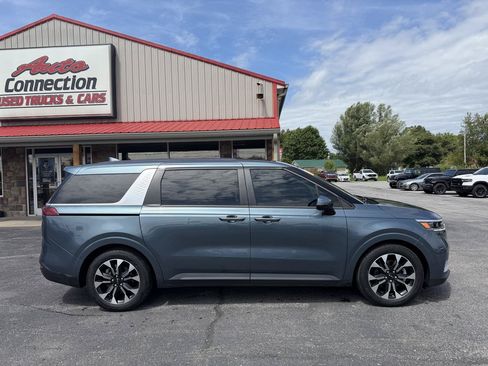 Used 2024 Kia Carnival EX FWD image 3