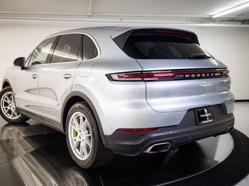 Certified 2025 Porsche Cayenne E-Hybrid AWD/4WD image 3