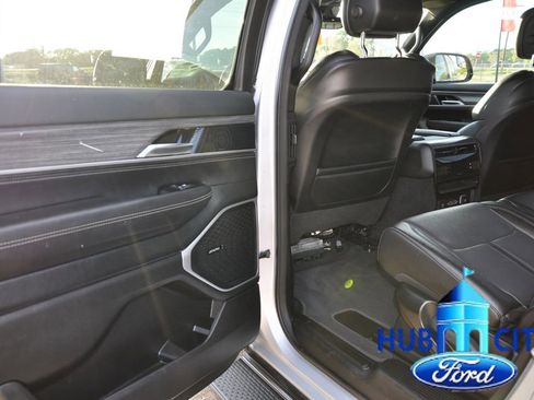 Used 2024 Jeep Wagoneer L Series II image 13