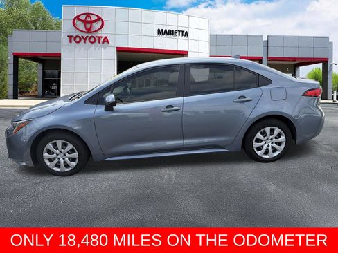 Used 2022 Toyota Corolla LE FWD image 3
