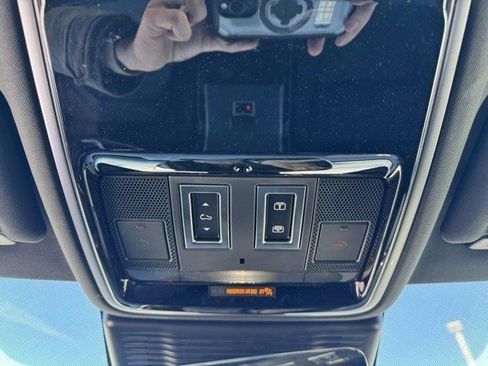 Used 2025 Land Rover Range Rover Velar Dynamic SE image 17