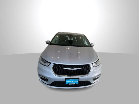 Used 2023 Chrysler Pacifica Touring-L FWD image 3