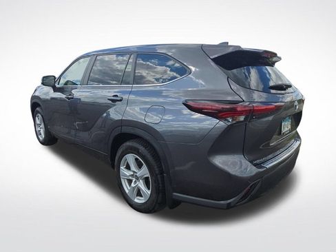 Used 2024 Toyota Highlander LE FWD image 5