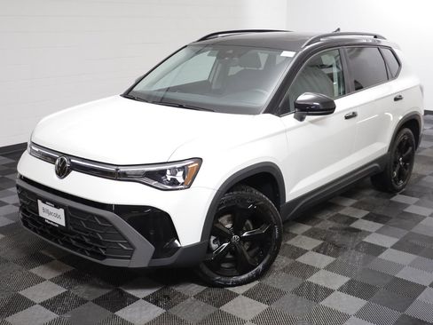 Used 2025 Volkswagen Taos SE image 2