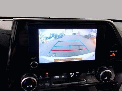 Used 2023 Toyota Highlander LE FWD image 27