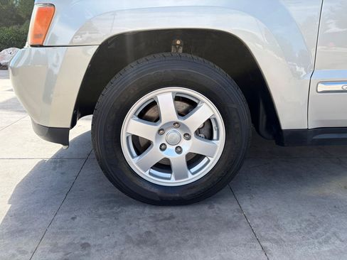 Used 2010 Jeep Grand Cherokee Laredo AWD/4WD image 19