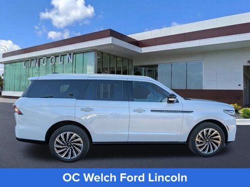 Certified 2025 Lincoln Navigator Black Label AWD/4WD image 4