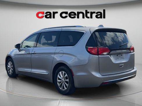 Used 2019 Chrysler Pacifica Touring-L FWD image 3