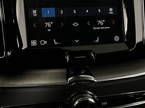 Used 2025 Volvo XC60 B5 Plus image 20