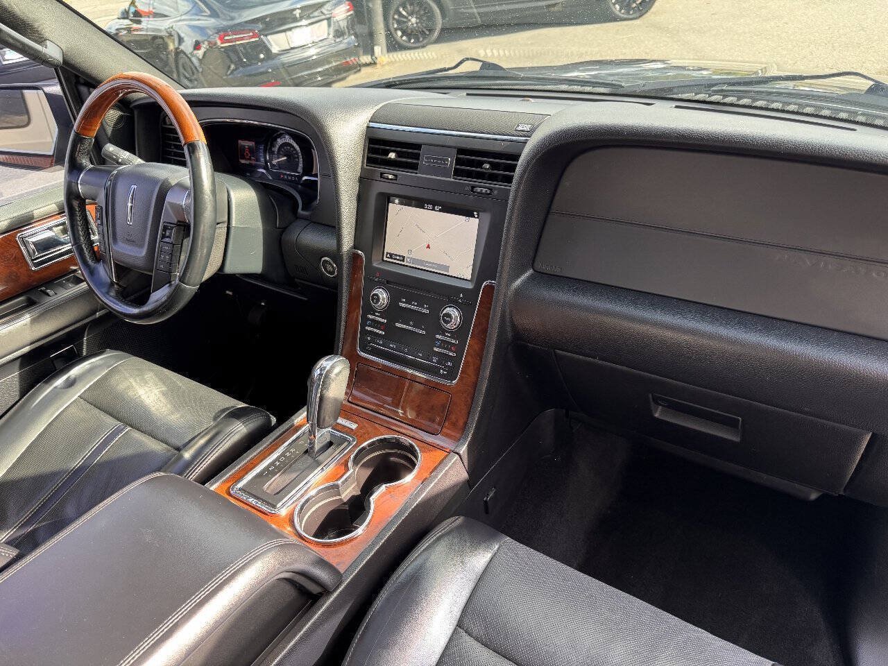 Used 2017 Lincoln Navigator Select RWD image 17
