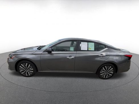 Used 2025 Nissan Altima 2.5 SV image 9