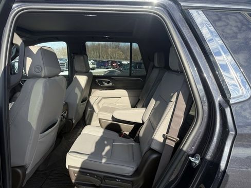 Used 2024 GMC Yukon SLT w/ SLT Premium Package image 11