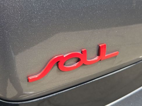 Used 2018 Kia Soul ! FWD image 13