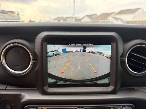 Used 2022 Jeep Wrangler Unlimited Sahara AWD/4WD image 36