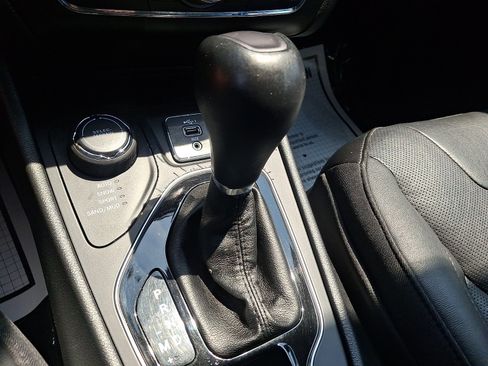 Used 2019 Jeep Cherokee Limited w/ Technology Group AWD/4WD image 14